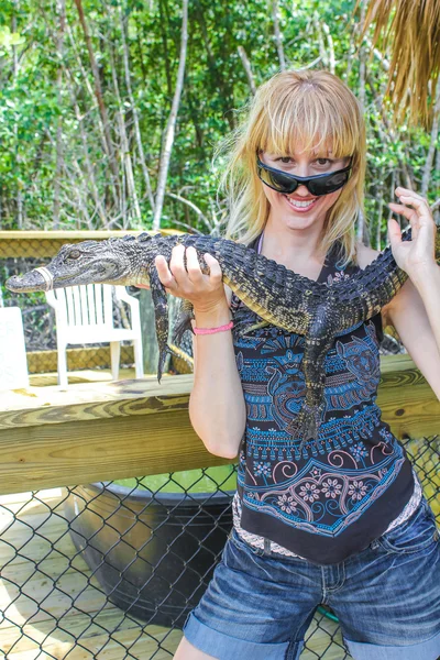 Woman with alligator — Stock Photo, Image