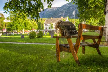 Mezarlıkta ağlıyor