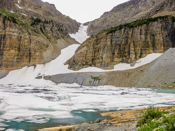 Frozen mountain lake — Stock Photo, Image