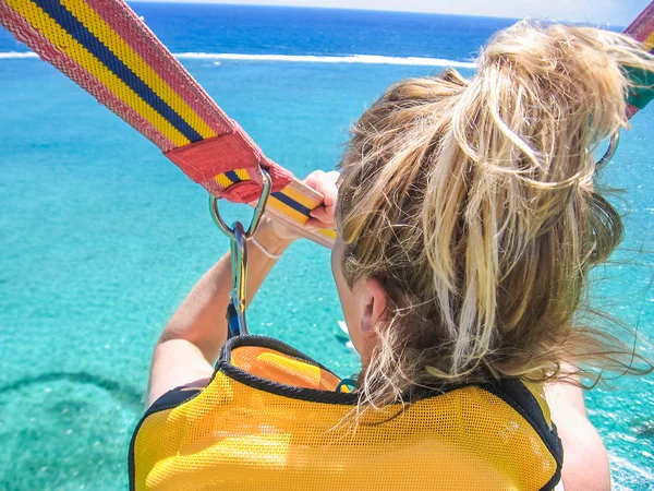 Kvinnan parasailing — Stockfoto