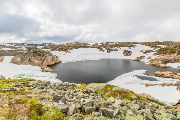 Noruega lago de montaña — Foto de Stock