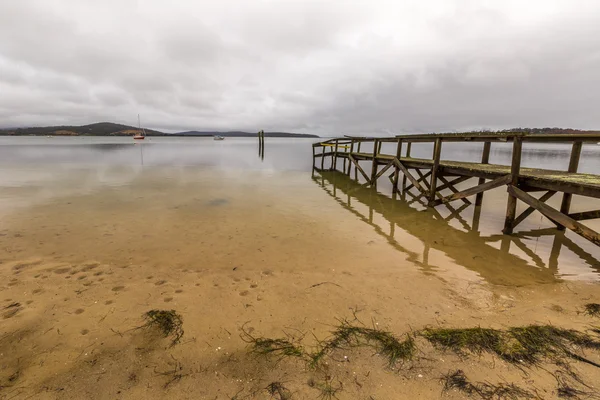 Muelle de madera refleja — Foto de Stock