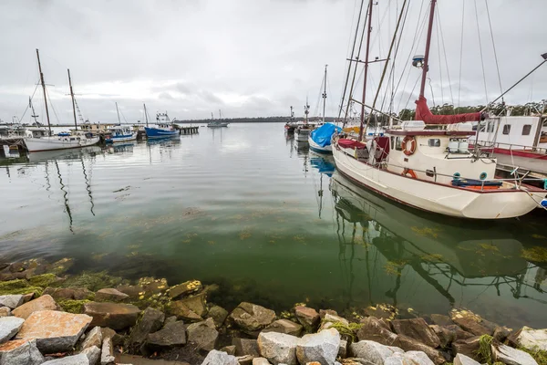 Vissersdorp boten Bay van branden — Stockfoto