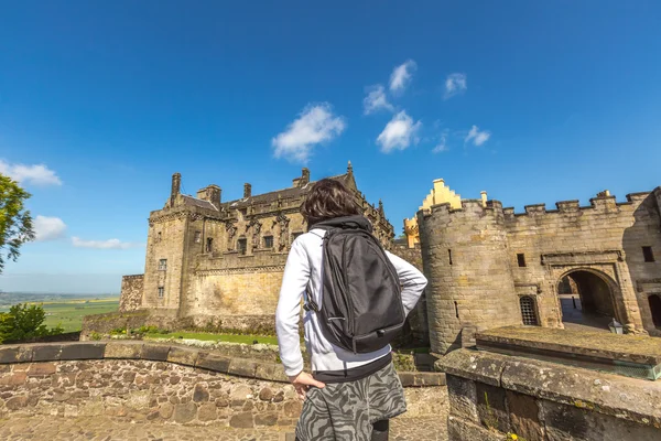 Kvinnan ser Stirling Castle — Stockfoto