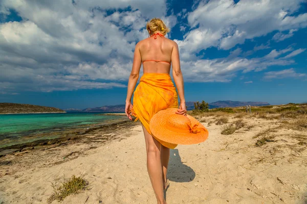 Kadın turuncu elbise beach — Stok fotoğraf