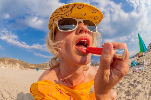 El Brillo de labios Aplicando — Foto de Stock