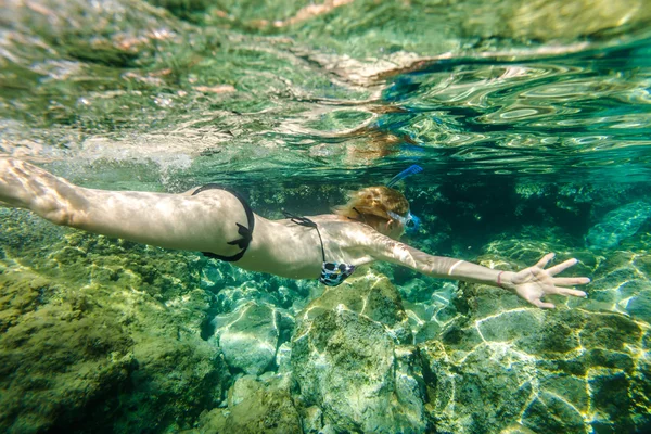 Um mergulho com snorkel feminino — Fotografia de Stock