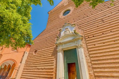 İtalya 'nın Ferrara şehrinde bulunan Charterhouse' daki Saint Christopher Kilisesi 'ne güneşli bir günde teras tuğlalarıyla ve çan kulesiyle bakmak Rönesans mimarisinin güzel bir örneğidir..