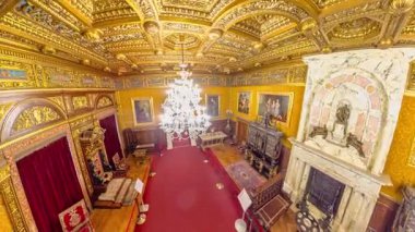 Transilvanya, Romanya - 25 Ağustos 2025: Peles Kalesi 'nin içi büyük altın tavan, dekorasyon, kristal avizeler, değerli tablolar ve antika mobilyaları gösteriyor