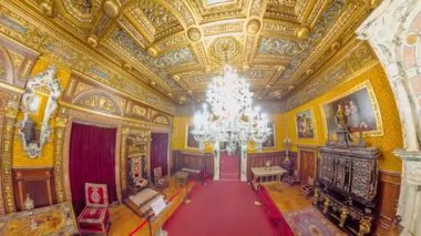 Transilvanya, Romanya -25 Ağustos 2025: Peles Kaleleri süslü altın tavanlar, pırıl pırıl bir avize ve tarihi zerafet gösteren lüks mobilyalar