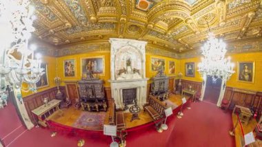 Transilvanya, Romanya -25 Ağustos 2025: Peles Kaleleri süslü altın tavanlar, pırıl pırıl bir avize ve tarihi zerafet gösteren lüks mobilyalar