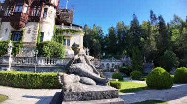 Kral I. Carol için inşa edilmiş bir Neo-Rönesans kraliyet konağı olan Peles Kalesi, karmaşık mimarisini ve Romanya 'nın Transilvanya kentindeki klasik heykellerle çevrili resmi bahçelerini gözler önüne seriyor.