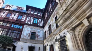 Peles Şatosu: Romanya 'nın Transilvanya kentinde tarihi bir kraliyet sarayını temsil eden, yarım ahşap cepheleri, karmaşık ayrıntılar ve bir çeşmenin yer aldığı merkezi bir avlusu bulunan Neo-Rönesans mimarisi