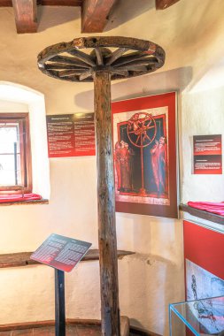 Transilvanya, Romanya, 12 Ağustos 2025: Romanya 'nın Transilvanya kentindeki Bran Kalesi' nin işkence odasındaki eski ahşap kırma çarkı. Ortaçağ Drakula Şatosu 'ndan rahatsız edici bir atmosfer yayılıyor.