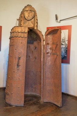 Transilvanya, Romanya, 12 Ağustos 2025: Romanya 'nın Transilvanya kentindeki Bran Kalesi' nin işkence odasında, müze sergisinde sivri dikenli ortaçağ demir işkence aleti