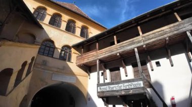 Romanya 'nın Transilvanya kentindeki UNESCO miras bölgesi Prejmer Güçlendirilmiş Kilise' de Romanesk Luteryan tasarımı, ahşap balkonlar ve savunma duvarları sergileniyor. UNESCO 'nun Romanya sahası