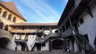 Romanya 'nın Transilvanya kentindeki UNESCO miras bölgesi Prejmer Güçlendirilmiş Kilise' de Romanesk Luteryan tasarımı, ahşap balkonlar ve savunma duvarları sergileniyor. UNESCO 'nun Romanya sahası