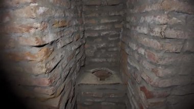 Prejmer güçlendirilmiş kilisenin, Transilvanya 'nın, ortaçağ savunma mimarisinin ve karanlık iç dokusunun kalın taş duvarlarında antik dar tuvalet deliği. UNESCO 'nun Romanya sahası