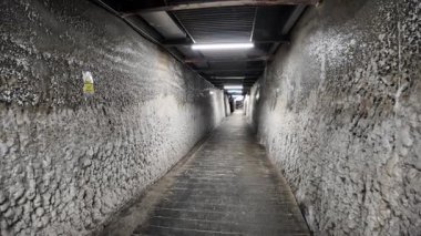 Transilvanya, Romanya, 12 Ağustos 2025: Romanya 'nın Transilvanya kentindeki Salina Turda tuz madeninin içine açılan tuz kaplı duvarlar benzersiz ve büyüleyici bir yeraltı manzarası yaratıyor