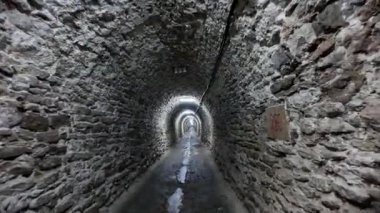 Transilvanya, Romanya, 12 Ağustos 2025: Romanya 'nın Transilvanya kentindeki Salina Turda tuz madeninin gizemli tünelleri, aydınlatılmış derinliklere kadar uzanıyor ve macera çağrıştırıyor