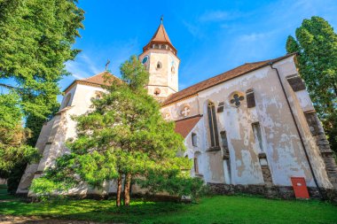Bir UNESCO Dünya Mirası sahası olan Prejmer Güçlendirilmiş Kilise, ortaçağ Romanesk Lutheryen mimarisi ve savunma duvarlarını sergiliyor. Transilvanya 'da UNESCO Romanya sahası