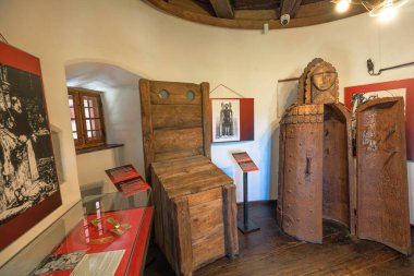 Transilvanya, Romanya, 12 Ağustos 2025: Romanya 'nın Transilvanya kentindeki Bran Kalesi' nin işkence odasında, müze sergisinde sivri dikenli ortaçağ demir işkence aleti