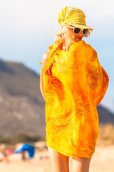 Mujer vestido naranja playa — Foto de Stock