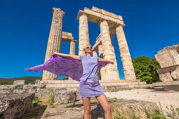 Šťastné turisty na Diova chrámu — Stock fotografie