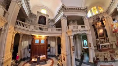 Modena, İtalya - 25 Ekim 2025: 360 Modena 'daki San Giorgio Kilisesi' nin en üst manzarası, yaldızlı sunak, kubbeli freskli tavan, mermer sütunlar ve Aziz George kilisesi sahanlığı.