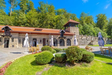 Transilvanya, Romanya - 25 Ağustos 2025: Merkezi avlu, açık oturaklı, yeşil çalılar, Romanya 'nın Bucegi Dağları ve Transilvanya ile çevrili Cantacuzino Kalesi' nin havadan görünüşü