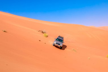 Wubar, Umman - 7 Ocak 2024: Umman Boş Mahalle Çölünde ve Suudi Arabistan, Basra Körfezi, Orta Doğu 'da off-road çöl safarisi. Rub al-Khali çölü