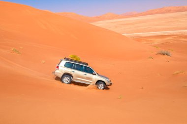 Wubar, Umman - 7 Ocak 2024: Çölden Suudi Arabistan 'a giden yol üzerinde Umman Boş Mahallesi Çölü, Rub al-Khali,.