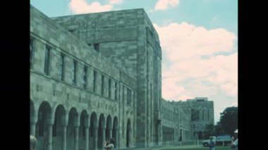 Brisbane, Queensland, Avustralya -1984: Queenslands Forgan Smith Binası 1980 'lerde kumtaşı mimarisi ve güneşli bir Avustralya gününde kemerli sütunlar sergilemiştir.