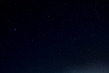 Samanyolu, yıldız tarlası ve galaksileri olan mavi gece gökyüzü, Umman Çölü 'nden boş çeyrek, Rub al-Khali Çölü' nde,.