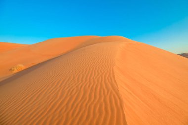 Umman 'ın boş çöl kumullarında günbatımı manzarası. Al-Khali çöl manzarası.