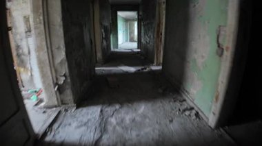 Yıkılan duvarlar ve molozlar, bir zamanlar Gürcistan 'ın Tskaltubo kentindeki popüler Medea Sanatoryumunun kalıntıları olan çürüyen bir koridorun zeminini kirletiyor. Sovyetler Birliği' nin çöküşünün ardından terk edilmiş bir kalıntı.