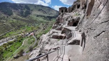 Gürcistan 'da 12. yüzyıldan kalma bir mağara manastırı olan Vardzia, Eruşeti uçurumlarına oyulmuş, ortaçağ mühendisliği ve önemli bir tarihi eser sergiliyor.