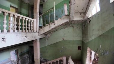 Yıkılan duvarlar ve çürüyen merdivenler, Gürcistan 'da Sovyet döneminden kalma bir kaplıca olan terk edilmiş Sanatoryum Gelati' yi, zamanın akışını ve unutulmuş mimarinin unutulmaz güzelliğini gözler önüne seriyor.