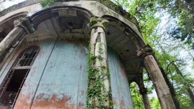 Gürcistan 'ın Tskaltubo kentindeki Sanatoryum Metalürjistlerinin çürüyen sütunlarında büyüyen bitkiler, unutulmuş bir spa tatil beldesinin doğal güzelliklerini ön plana çıkarıyorlar.