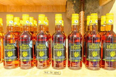 Martinique, Fransız Antilleri - 26 Aralık 2025: Rhum Hardy Agricole rom şişeleri, Martinique 'deki bir içki imalathanesinde satılmaya hazır ahşap raflarda farklı çeşitleri sergiliyor.