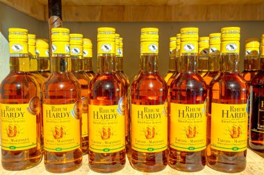 Martinique, Fransız Antilleri - 26 Aralık 2025: Rhum Hardy Agricole rom şişeleri, Martinique 'deki bir içki imalathanesinde satılmaya hazır ahşap raflarda farklı çeşitleri sergiliyor.