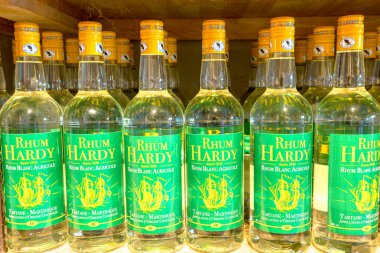Martinique, Fransız Antilleri - 26 Aralık 2025: Rhum Hardy Agricole rom şişeleri, Martinique 'deki bir içki imalathanesinde satılmaya hazır ahşap raflarda farklı çeşitleri sergiliyor.