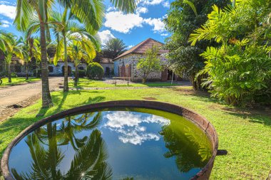 Sainte-Marie, Martinique, French Antilles - 27 Aralık 2025: Sainte-Marie, Martinique 'de palmiye ve bulutları yansıtan tarihi yerleşim yeri