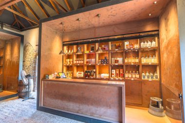 Sainte-Marie, Martinique, French Antilles - 27 Aralık 2025: Martinique, Fransız Antilleri 'ndeki Habitation La Salle içki imalathanesinde raflarda fiyat etiketli rom şişeleri sergileniyor