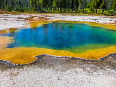 Yellowstone havuzda uçurum