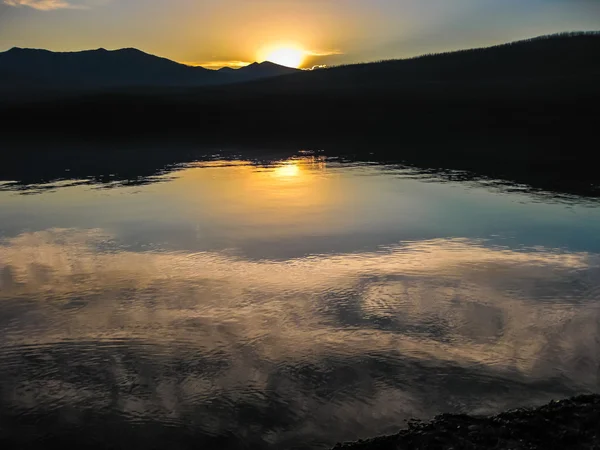 Jezero Mcdonald při západu slunce — Stock fotografie