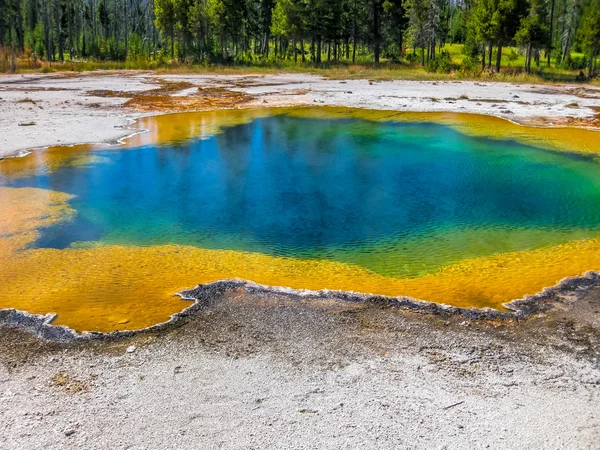 Abyss Pool in Yellowstone — Stock Photo, Image