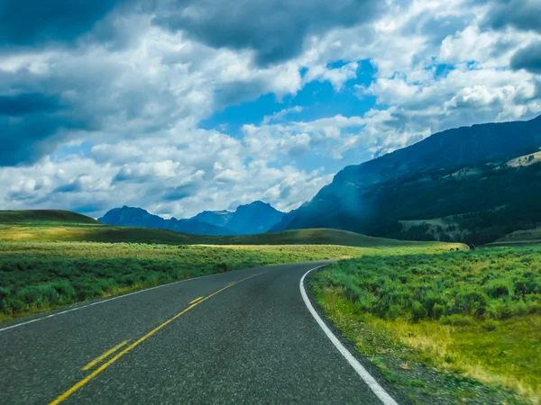Yellowstone mountain road — Stock Photo, Image