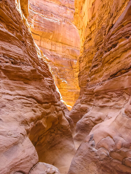 Глубокое ущелье в цветном каньоне
