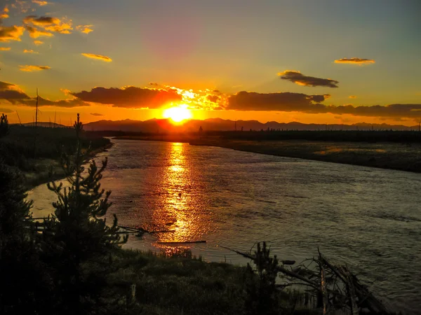 Rio Yellowstone ao pôr do sol — Fotografia de Stock